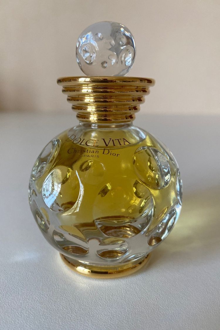 عطر ادکلن زنانه دیور دلچه ویتا حجم 100 میلی لیتر