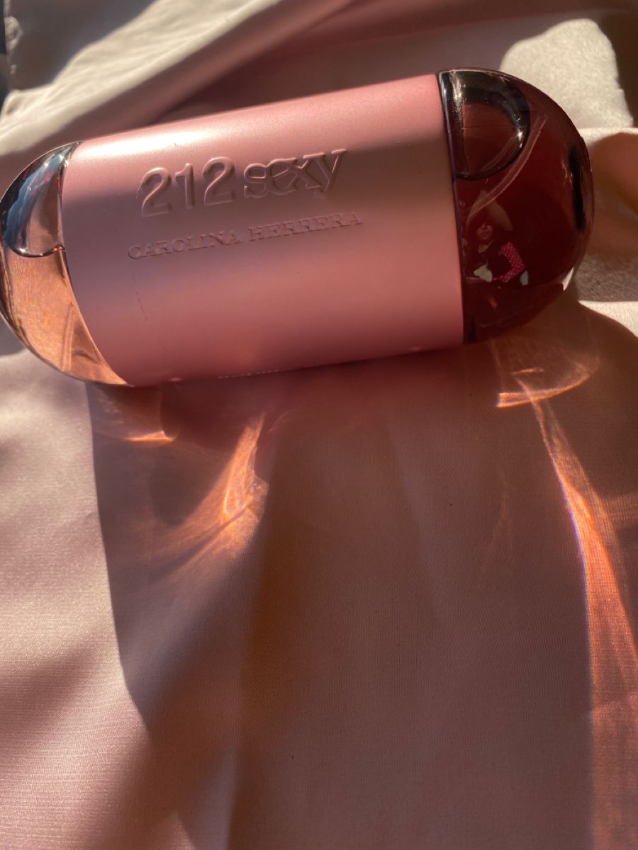 عطر زنانه سکسی 212 کارولینا هررا حجم 100 میلی لیتر