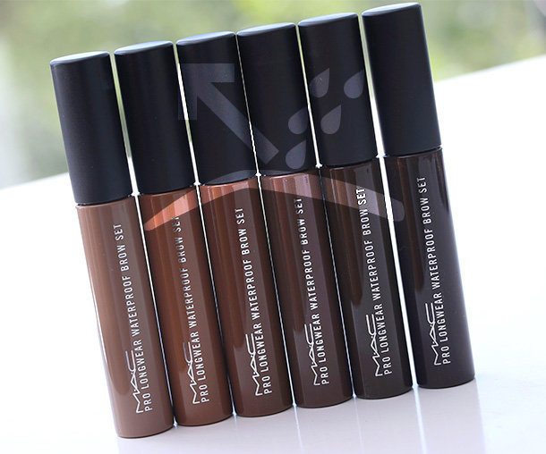 ریمل ابرو دارای بافت ژلی و فاقد چربی مک