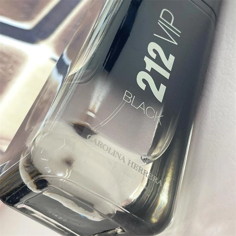 ادکلن مردانه کارولینا هررا 212 وی آی پی بلک حجم 100 میلی لیتر